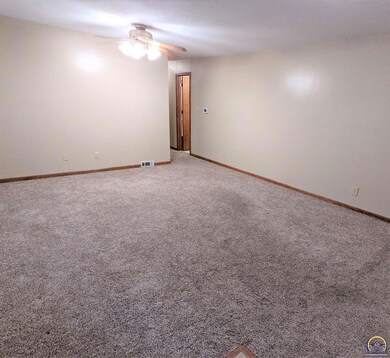 3337 SW James St, Topeka, KS 66614 - photo 5
