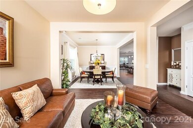 Front sitting room looking into DR.