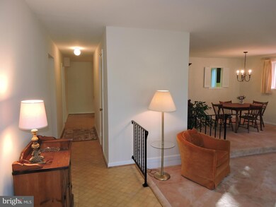 3817 Persimmon Cir unit 3817, Fairfax, VA 22031 - photo 2