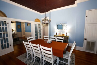 The room exudes a blend of rustic and traditional