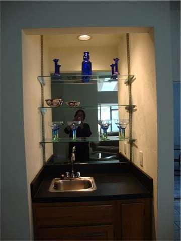 Wet bar in the livingroom area