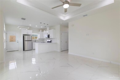 Open Layout. Living-Dinig-Kitchen.