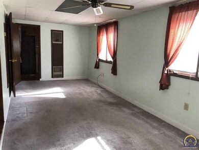 3712 SW 38th St, Topeka, KS 66610 - photo 7