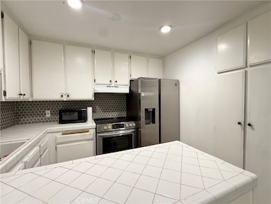 6815 Remmet Ave unit 122, Canoga Park, CA 91303 - photo 4