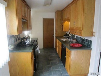Updated Kitchen with gas stove, dishwasher, twin s