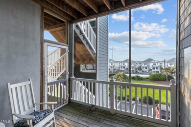 Screened Porch: Entry