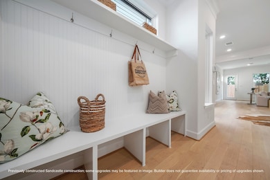 Organized Elegance: Elevate your entryway with a m