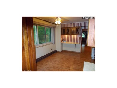 Eating area with 'breakfast bar'/work station area