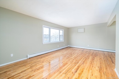 148-27 230th Place unit 2, Jamaica, NY 11413 - photo 3