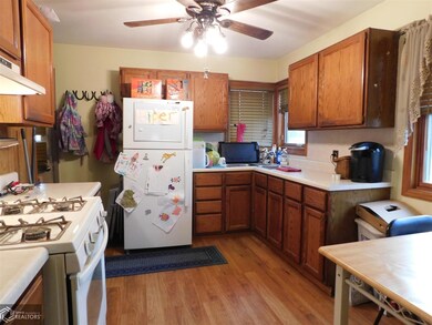 416 S 6th Ave W, Newton, IA 50208 - photo 3