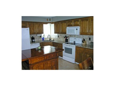 Nuetral decor with plenty of room for the chef!