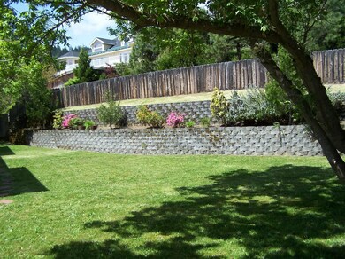 2207 NW Oxford Cir, Grants Pass, OR 97526 - photo 3