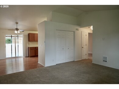 838 Hazelnut Ln, Springfield, OR 97478 - photo 5