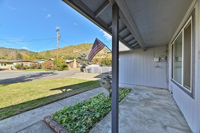 1221 Adele Dr, Grants Pass, OR 97526 - photo 3