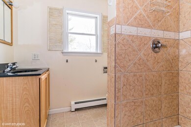 20_35SwiftRd_A_8_Bathroom_MLSuse_1500x15