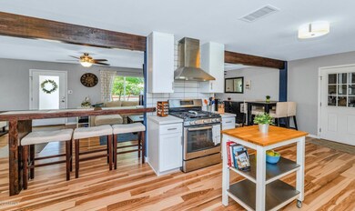 110 E Pierce St-large-011-007-Kitchen-15