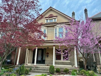 94 W Hubbard Av