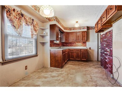 Eat-in kitchen