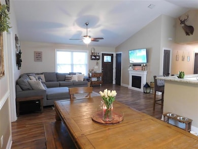 44 Crawford Ave, Crawfordville, FL 32327 - photo 2