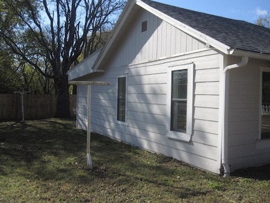 1200 S Wine St, Gainesville, TX 76240 - photo 2