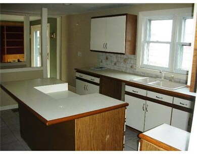 Kitchen. With Island