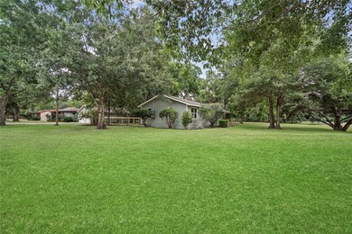 2122 Stadium Dr, Alvin, TX 77511 - photo 2