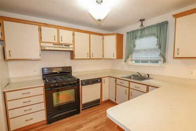 8 Foxmoor Cir unit U142, Nashua, NH 03063 - photo 4
