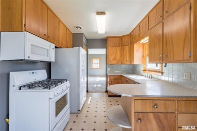 3310 W 17th St, Davenport, IA 52804 - photo 5