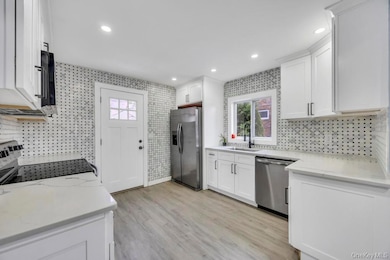 847 N Clinton Ave, Lindenhurst, NY 11757 - photo 6