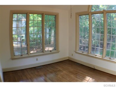 Florida Room. Crank out windows (with screens). Ce