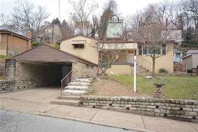 PRIME, sought after integral garage goes into hous