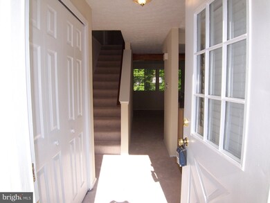 8445 Sugar Creek Ln, Springfield, VA 22153 - photo 2