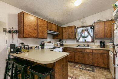 135 SW Mckinley Ave, Bend, OR 97702 - photo 6