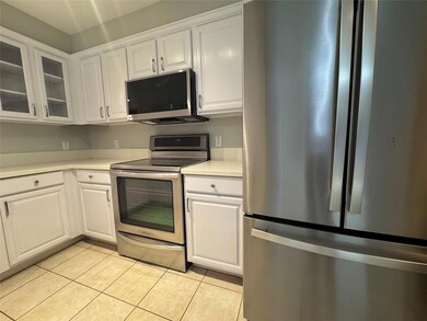 Kitchen with appliances with stainless steel fini