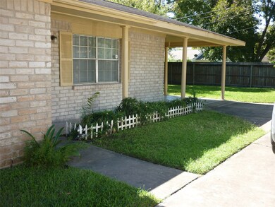 1412 S Beauregard St, Alvin, TX 77511 - photo 2