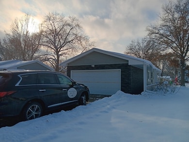 2307 W 38th Place, Davenport, IA 52806 - photo 2