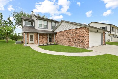 313 E Castle Harbour Dr, Friendswood, TX 77546 - photo 2