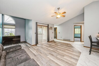 Spacious living rm w new flooring