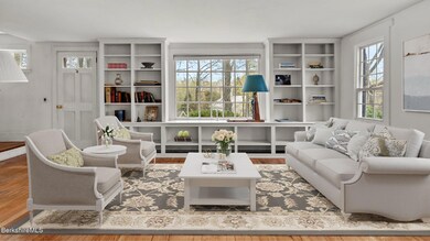 Livingroom with built in