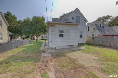 2312 W 1st St, Davenport, IA 52802 - photo 4
