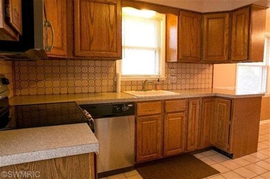 1804 Emerald Ave NE, Grand Rapids, MI 49505 - photo 2