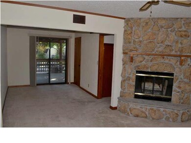 Wood burning fireplace in the living room! Patio d