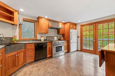 95 Mammoth Rd, Londonderry, NH 03053 - photo 5