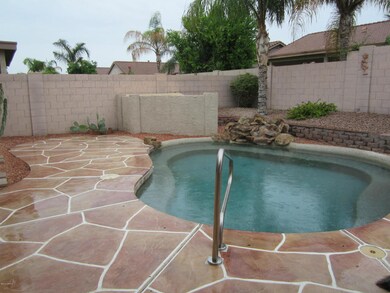 Spool (Heated pool, spa at one end)