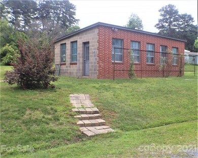 Wired 598 sq. ft. building (oil circulator heat so