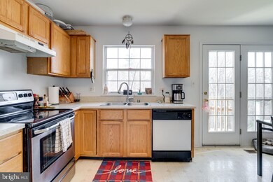 1754 Tiger Lily Cir, Woodbridge, VA 22192 - photo 7