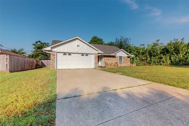 2105 Northglen Dr, Hurst, TX 76054 - photo 2
