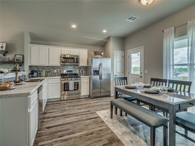 1074 E Starling St, Fayetteville, AR 72701 - photo 7