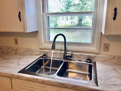 1405 Stoneybrook Dr, Johnson City, TN 37601 - photo 7