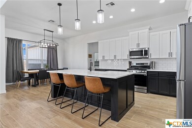 BEAUTIFUL KITCHEN WITH ISLAND